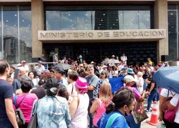 Docentes iniciaron año escolar con protesta nacional