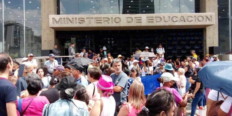 Docentes iniciaron año escolar con protesta nacional