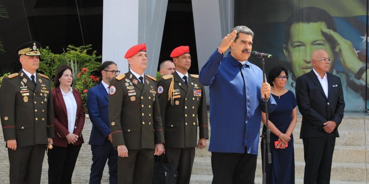 Maduro arribó al país tras extensa gira por China, Argelia y Cuba