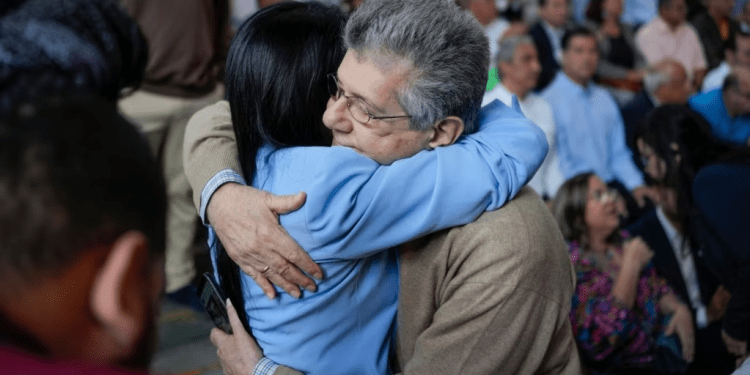 El dirigente de Acción Democrática, Henry Ramos Allup, saluda a la líder de Encuentro Ciudadano, Delsa Solórzano, en un acto político en Caracas, el 15 de febrero de 2023. Ambos partidos se refirieron a las negociaciones con el chavismo en México.