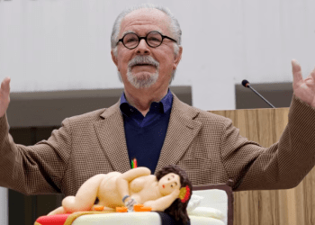 El artista colombiano Fernando Botero hace un gesto frente a su pastel de cumpleaños en la celebración de su 80 cumpleaños en el Museo Botero en Bogotá, Colombia, el jueves 19 de abril de 2012. (Foto AP/William Fernando Martinez)