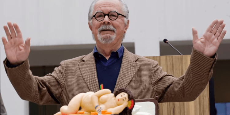 El artista colombiano Fernando Botero hace un gesto frente a su pastel de cumpleaños en la celebración de su 80 cumpleaños en el Museo Botero en Bogotá, Colombia, el jueves 19 de abril de 2012. (Foto AP/William Fernando Martinez)