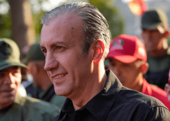El exministro petrolero Tareck El Aissami llega al museo militar 4F, donde está enterrado el exmandatario Hugo Chávez, en Caracas, el 15 de marzo de 2023. Un diario venezolano niega que haya fallecido, como circuló en días recientes en redes sociales.
