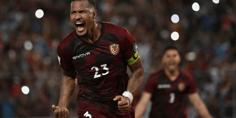 El delantero venezolano Salomón Rondón celebra tras anotar un gol de penal en el descuento del partido que ganó la Vinotinto por la mínima ante Paraguay, en Maturín, la noche del martes 12 de septiembre de 2023.