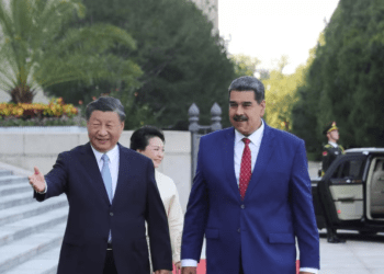 El presidente de China, Xi Jinping, y el presidente de Venezuela, Nicolás Maduro, participan en una ceremonia de bienvenida en el Gran Salón del Pueblo, en Beijing, China, el 13 de septiembre de 2023.
