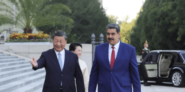 El presidente de China, Xi Jinping, y el presidente de Venezuela, Nicolás Maduro, participan en una ceremonia de bienvenida en el Gran Salón del Pueblo, en Beijing, China, el 13 de septiembre de 2023.