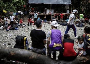 Migrantes que cruzan el Tapón del Darién, entre Colombia y Panamá, descansan en un punto de suministros que ofrece bebidas pagas, el 9 de mayo de 2023. La plataforma R4V advirtió que 6 de cada 10 venezolanos migrantes se exponen a trata de personas.