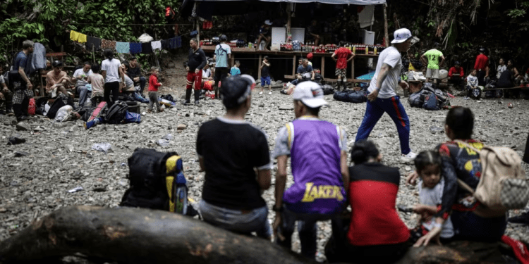 Migrantes que cruzan el Tapón del Darién, entre Colombia y Panamá, descansan en un punto de suministros que ofrece bebidas pagas, el 9 de mayo de 2023. La plataforma R4V advirtió que 6 de cada 10 venezolanos migrantes se exponen a trata de personas.