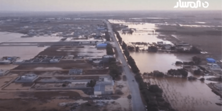 Esta imagen tomada de un video proporcionado por Libya Almasar TV muestra inundaciones en Marj, Libia, el lunes 11 de septiembre de 2023.