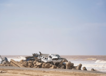 En esta fotografía proporcionada por el gobierno libio, autos amontonados en la orilla del mar en Derna, Libia, el lunes 11 de septiembre de 2023, después de ser arrastrados por las inundaciones.