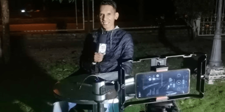 El periodista Luis Alejandro Acosta durante una cobertura.