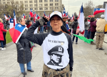 Simpatizantes del general golpista Augusto Pinochet salieron a defender lo que consideran su legado en la lucha contra el comunismo.