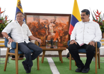 Los presidentes de Colombia y Venezuela, Gustavo Petro y Nicolás Maduro, se reúnen antes de firmar un acuerdo bilateral en el puente internacional Atanasio Girardot, el 16 de febrero de 2023. El consulado de Colombia en Maracaibo abrirá este martes.