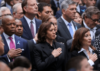 El alcalde de la ciudad de Nueva York, Eric Adams, la vicepresidenta de EEUU, Kamala Harris, y la gobernadora de Nueva York, Kathy Hochul, en la ceremonia que marca el 22º aniversario de los ataques del 11 de septiembre de 2001 en Nueva York, 11 de septiembre de 2023.