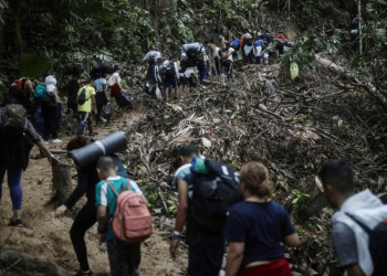 Migrantes caminan por el Tapón del Darién, entre Colombia y Panamá, con la esperanza de llegar a Estados Unidos, en una foto tomada el 9 de mayo de este año.