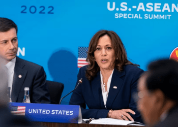 ARCHIVO - La vicepresidenta Kamala Harris, a la derecha, junto al secretario de Transporte, Pete Buttigieg, habla durante una sesión plenaria de la Cumbre Estados Unidos-ASEAN, el 13 de mayo de 2022, en el Departamento de Estado en Washington.