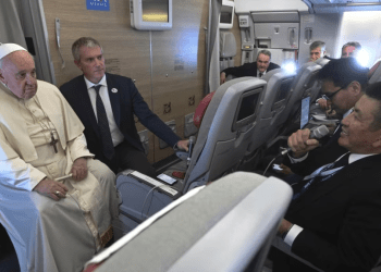 El papa Francisco conversa con los periodistas que le acompañan en el avión del pontífice a su vuelta de Mongolia, el 4 de septiembre de 2023.
