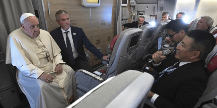El papa Francisco conversa con los periodistas que le acompañan en el avión del pontífice a su vuelta de Mongolia, el 4 de septiembre de 2023.