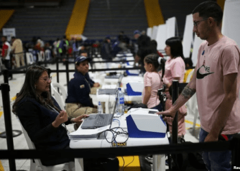 Un migrante venezolano escanea sus huellas dactilares durante un día de entregas de Permiso de Protección Temporal (PPT) organizado por Migración Colombia en el Palacio de los Deportes en Bogotá, Colombia, el 1 de septiembre de 2023. REUTERS/Luisa González