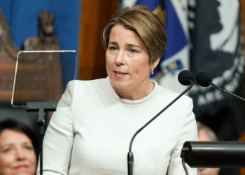 La gobernadora de Massachusetts, Maura Healey, pronuncia su discurso inaugural en la Cámara de Representantes, el 5 de enero de 2023, en Boston, EEUU.
