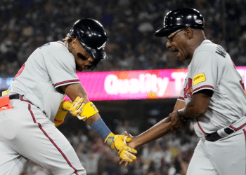 Ronald Acuña Jr., pelotero venezolano de los Bravos de Atlanta, celebra tras batear un jonrón con las bases llenas ante los Dodgers de Los Angeles, la noche del jueves.