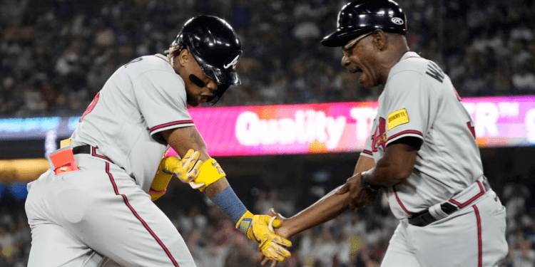 Ronald Acuña Jr., pelotero venezolano de los Bravos de Atlanta, celebra tras batear un jonrón con las bases llenas ante los Dodgers de Los Angeles, la noche del jueves.