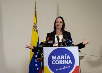 La líder de la oposición María Corina Machado habla durante una conferencia de prensa sobre su prohibición de 15 años para postularse para cargos públicos, en Caracas, Venezuela, el martes 4 de julio de 2023.