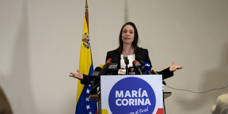 La líder de la oposición María Corina Machado habla durante una conferencia de prensa sobre su prohibición de 15 años para postularse para cargos públicos, en Caracas, Venezuela, el martes 4 de julio de 2023.