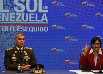 Vladimir Padrino López, ministro de defensa venezolano, y la vicepresidenta Delcy Rodríguez hablan ante la prensa sobre los recientes acontecimientos en cuanto al diferendo territorial con Guyana, en Caracas, este martes 31 de octubre de 2023.