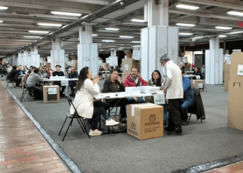 Los colombianos votan en Corferias, el centro de votación más grande del país, el domingo 29 de octubre, en el marco de las elecciones regionales. [Foto: Liz Castrellón, VOA]