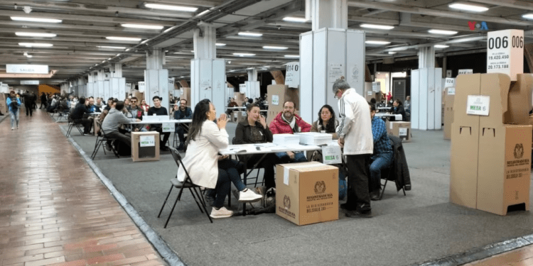 Los colombianos votan en Corferias, el centro de votación más grande del país, el domingo 29 de octubre, en el marco de las elecciones regionales. [Foto: Liz Castrellón, VOA]