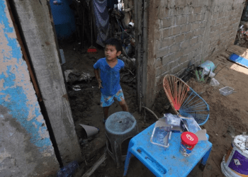 Un niño, en la entrada de su casa, dañada por el paso del devastador huracán Otis por la ciudad de Acapulco, México, el 26 de octubre de 2023.