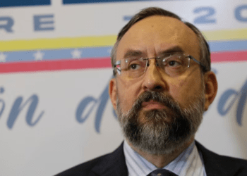 Jesús María Casal, presidente de la Comisión Nacional de Primaria durante el acto de proclamación de María Corina Machado.