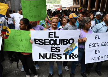 Manifestantes se congregan frente al poder electoral en Caracas, Venezuela, en apoyo a un referendo consultivo convocado por el oficialismo sobre el territorio en reclamación del Esequibo, una zona que, en parte, hoy gobierna el Estado de Guyana.