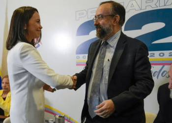 María Corina Machado, ganadora de la primaria presidencial opositora, saluda al presidente de la comisión organizadora del proceso, Jesús María Casal, este jueves 26 de octubre de 2023, en un acto realizado en Caracas.
