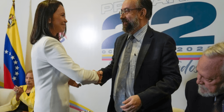María Corina Machado, ganadora de la primaria presidencial opositora, saluda al presidente de la comisión organizadora del proceso, Jesús María Casal, este jueves 26 de octubre de 2023, en un acto realizado en Caracas.