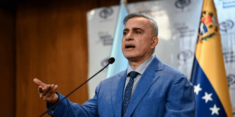 El fiscal general de Venezuela, Tarek William Saab, se dirige a la prensa en Caracas, este miércoles 25 de octubre de 2023.