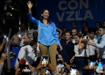 La candidata presidencial opositora María Corina Machado saluda a aliados y seguidores en su comando de campaña tras ganar la primaria del 22 de octubre, en Caracas.