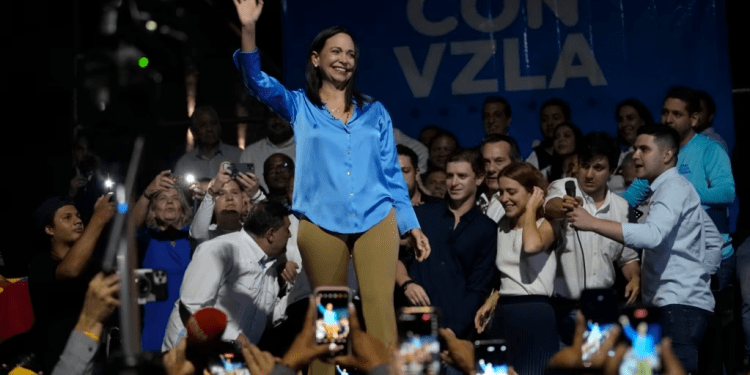 La candidata presidencial opositora María Corina Machado saluda a aliados y seguidores en su comando de campaña tras ganar la primaria del 22 de octubre, en Caracas.