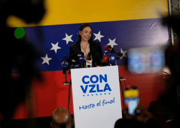 María Corina Machado, candidata presidencial electa por la oposición para 2024, habla en una conferencia de prensa en Caracas, este martes 24 de octubre de 2023.
