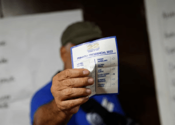 Un ciudadano muestra la boleta con su voto durante la primaria presidencial de la oposición.