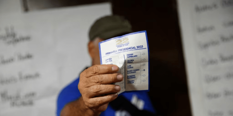 Un ciudadano muestra la boleta con su voto durante la primaria presidencial de la oposición.