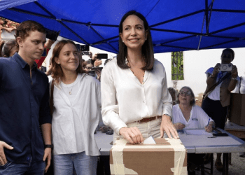 María Corina Machado junto a sus hijos al votar en la primaria presidencial de la oposición.