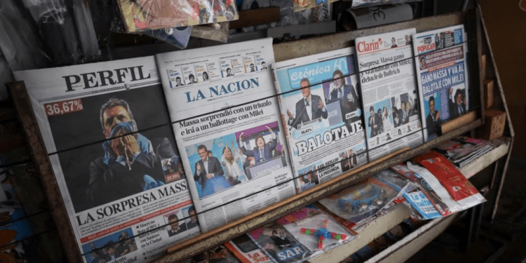 Periódicos en Argentina anuncian los resultados de la primera vuelta electoral el 23 de octubre de 2023.