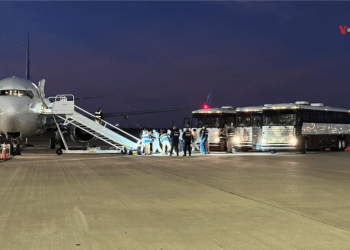 Migrantes venezolanos abordan el avión que los llevará desde Harlingen, Texas, hasta Caracas, Venezuela, en la madrugada del miércoles. Se trata del primer vuelo de deportación directa desde EEUU a territorio venezolano en más de cuatro años. [Fotografía: Laura Sepúlveda, VOA]