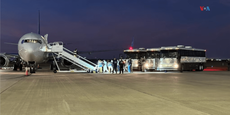 Migrantes venezolanos abordan el avión que los llevará desde Harlingen, Texas, hasta Caracas, Venezuela, en la madrugada del miércoles. Se trata del primer vuelo de deportación directa desde EEUU a territorio venezolano en más de cuatro años. [Fotografía: Laura Sepúlveda, VOA]