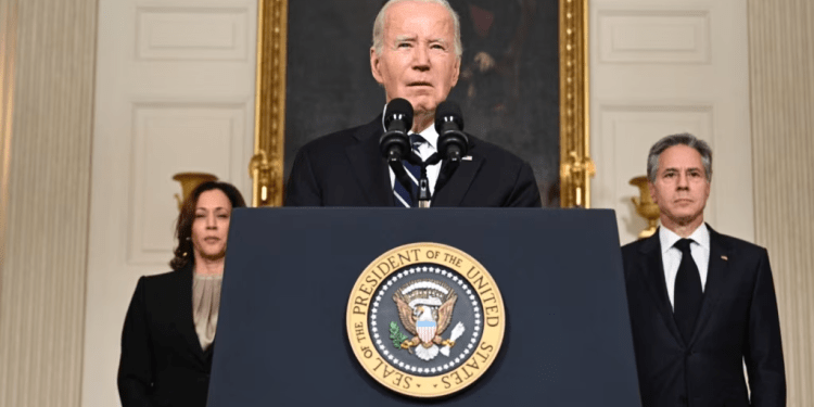 El presidente estadounidense Joe Biden habla en la Casa Blanca, el 10 de octubre de 2023, junto a la vicepresidenta Kamala Harris y el secretario de Estado, Antony Blinken. El gobierno de Biden alivió temporalmente algunas sanciones contra el gobierno de Venezuela.
