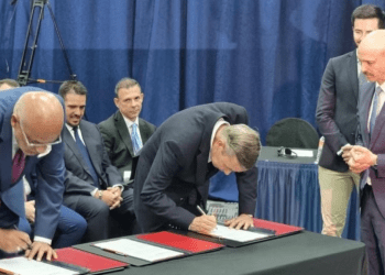Los jefes de la delegación del gobierno, Jorge Rodríguez y de la oposición, Gerardo Blyde, durante la firma de dos acuerdos parciales en Barbados.
