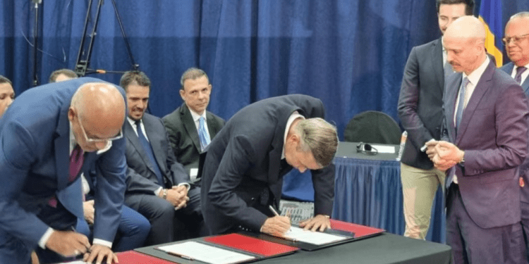 Los jefes de la delegación del gobierno, Jorge Rodríguez y de la oposición, Gerardo Blyde, durante la firma de dos acuerdos parciales en Barbados.
