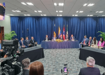 Las delegaciones del gobierno venezolano y sus opositores se reúnen con delegados de Noruega, Países Bajos, Rusia, Estados Unidos y otras naciones para firmar acuerdos parciales de corte político y económico, en Barbados, este martes 17 de octubre de 2023.